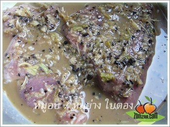 นำเนื้อหมูลงไปคลุกเคล้าให้เข้ากัน