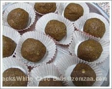 วิธีทำ Black and White Choc Balls ขั้นตอนที่ 04