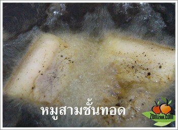 ทอดหมูให้สุกเหลืองทั้ง 2 ด้าน ด้วยไฟกลางค่อนไปทางอ่อน