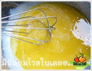 นำไข่แดง นมสด และน้ำตาลทราย ตีผสมด้วยตะกร้อมือให้เข้ากัน (2)