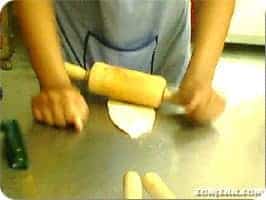 การขึ้นรูปขนมปังไส้เผือก 