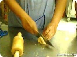 การขึ้นรูปขนมปังไส้เผือก 